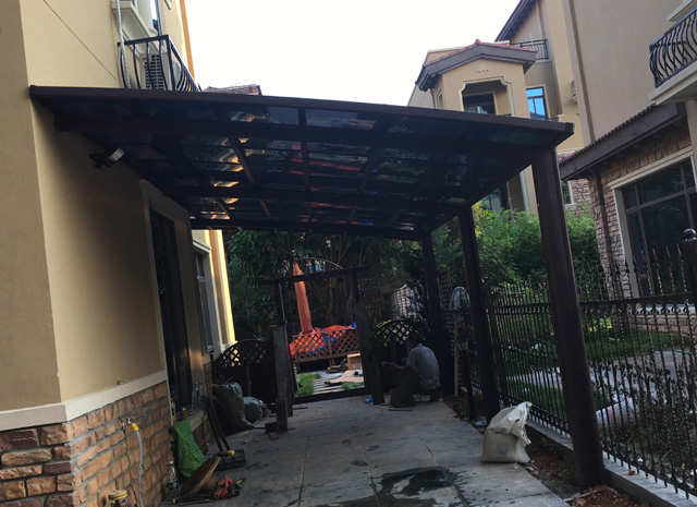 崇左碧桂園陽臺(tái)雨棚車棚安裝實(shí)例