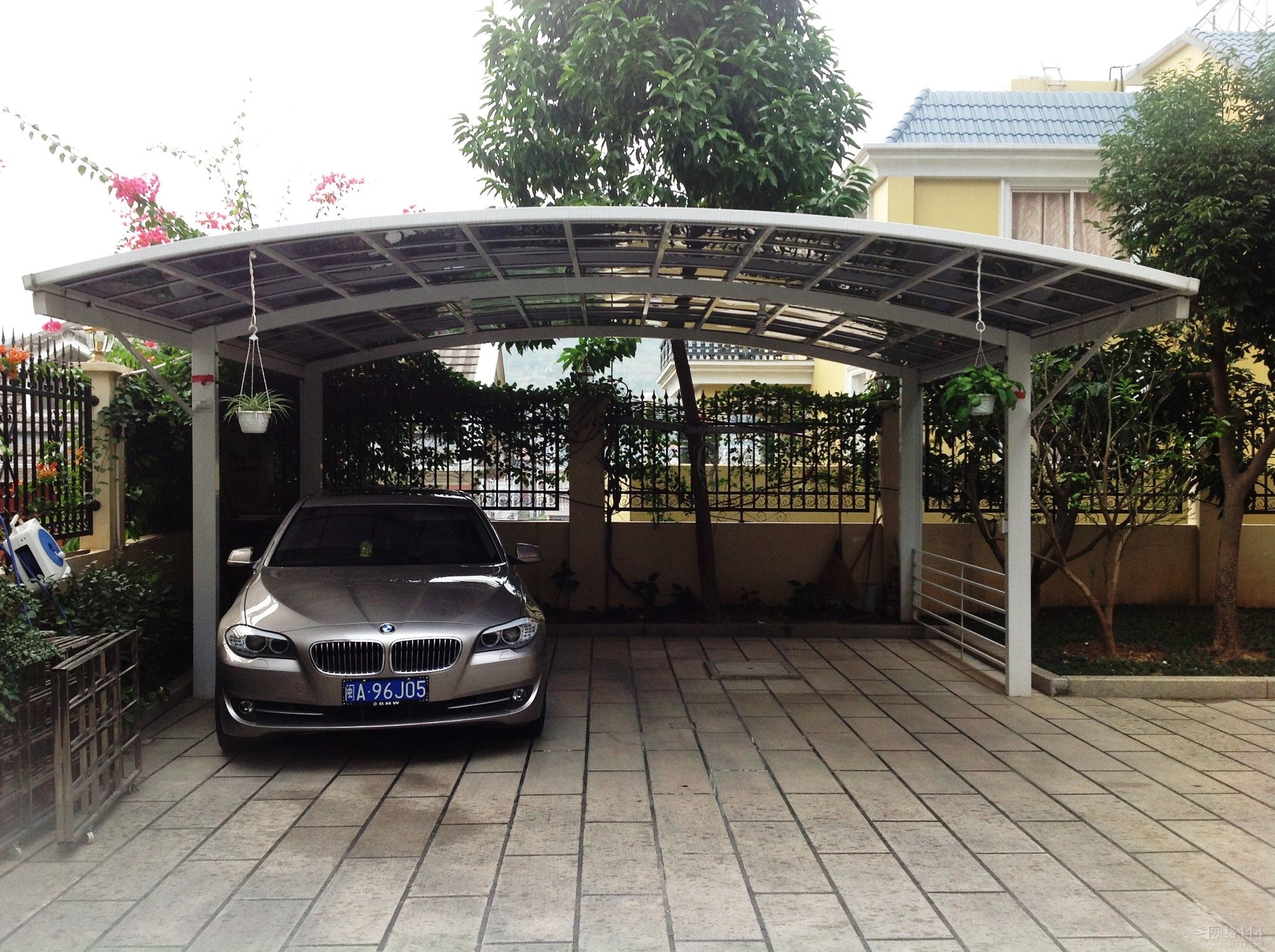 合抱汽車(chē)車(chē)棚
